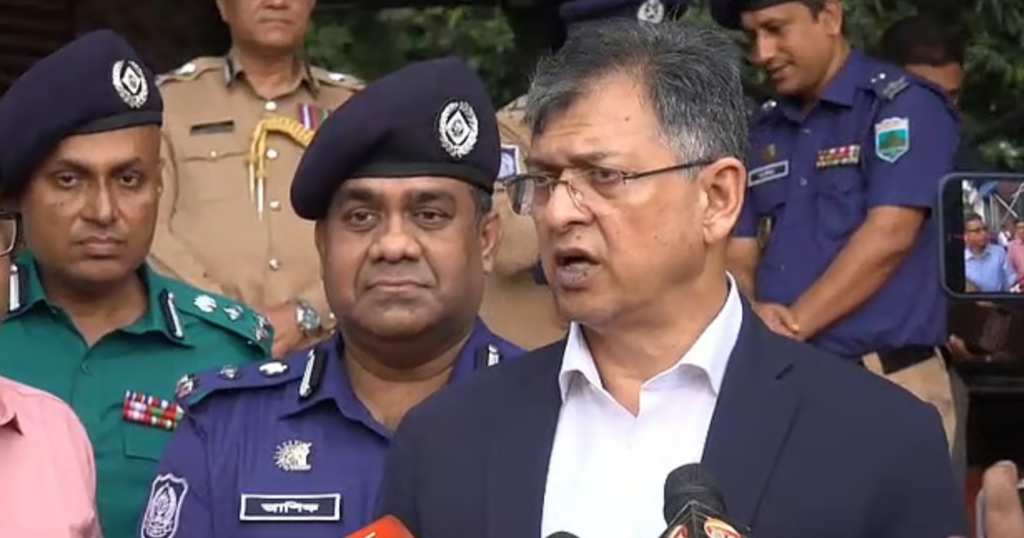 রাজশাহী পুলিশ লাইনসে মতবিনিময় সভা শেষে সাংবাদিকদের সঙ্গে কথা বলেন স্বরাষ্ট্রমন্ত্রী সালাহউদ্দিন আহমদ। আজ রোববার বিকেলে