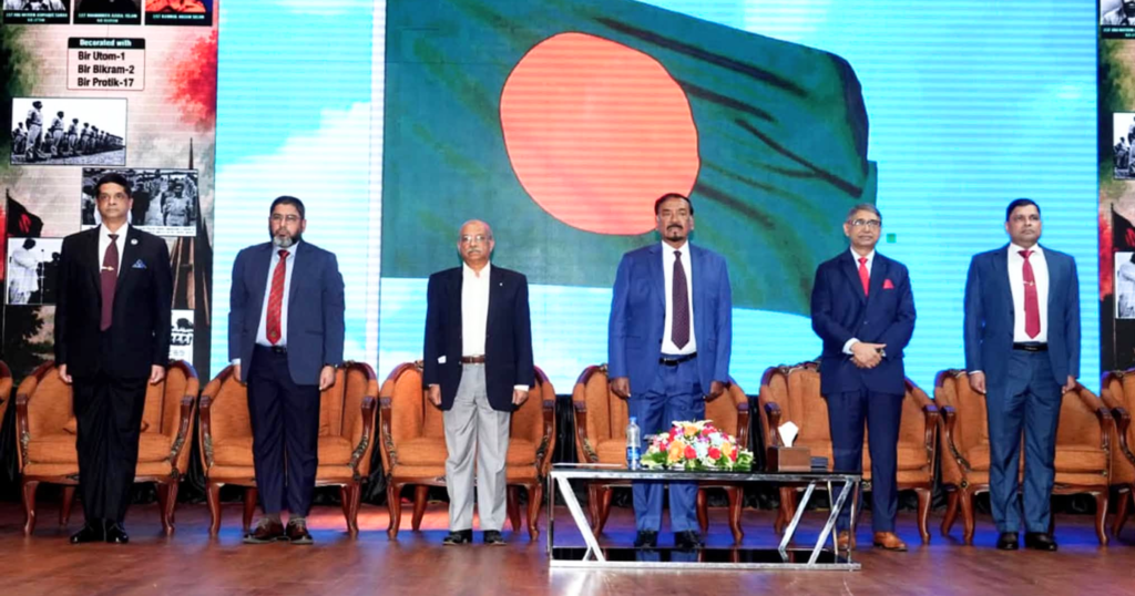 কুর্মিটোলা গলফ ক্লাবে বাংলাদেশ লিবারেশন ওয়ার কোর্সের ৫৪তম কমিশনিং ও ফেলোশিপ ডে অনুষ্ঠানে ভারপ্রাপ্ত রাষ্ট্রপতি মেজর হাফিজ উদ্দিন আহমদসহ অতিথিরা