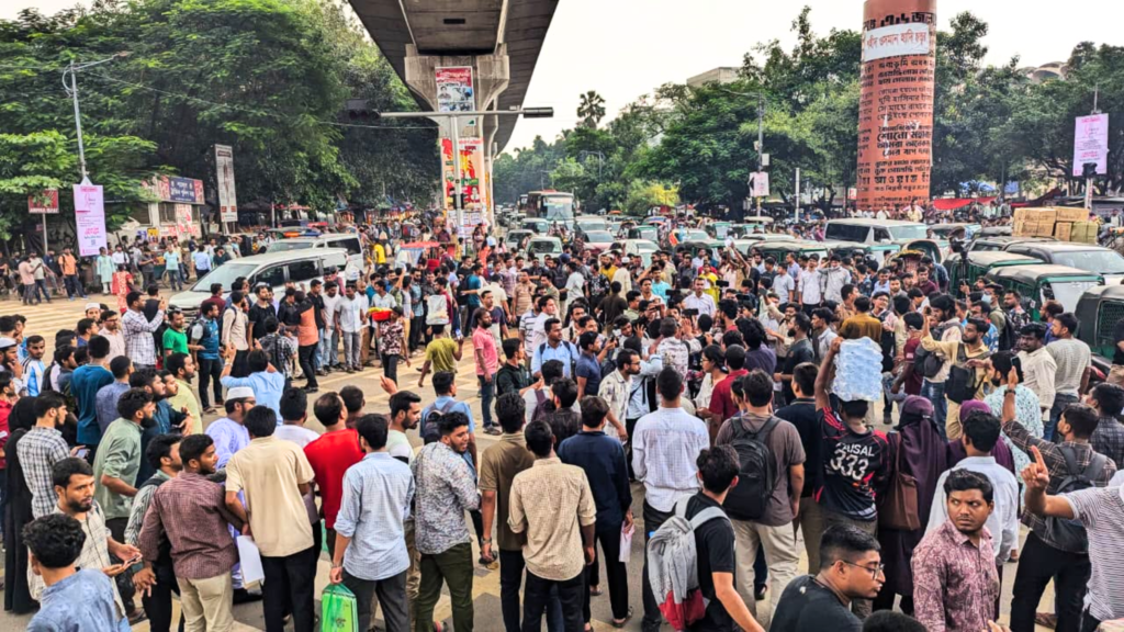 প্রশ্নফাঁসের অভিযোগে যুব উন্নয়ন অধিদপ্তরের নিয়োগ পরীক্ষা স্থগিত, রাজধানীতে চাকরিপ্রার্থীদের সড়ক অবরোধ